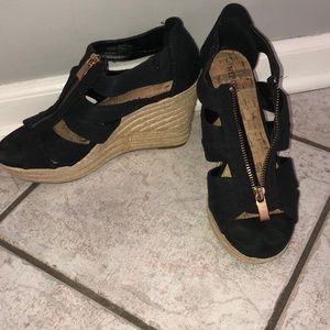 Black wedges